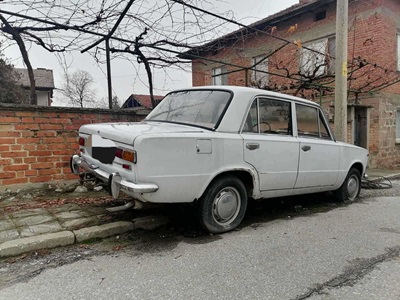 изоставена кола