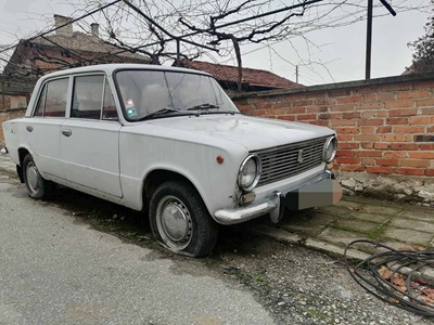 изоставена кола