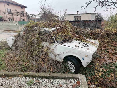 изоставена кола