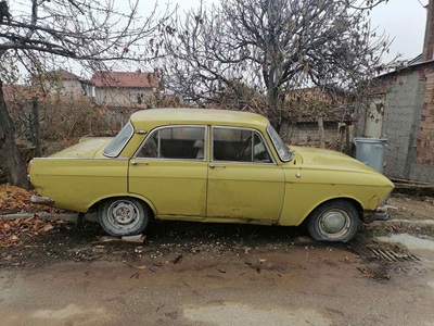 изоставена кола
